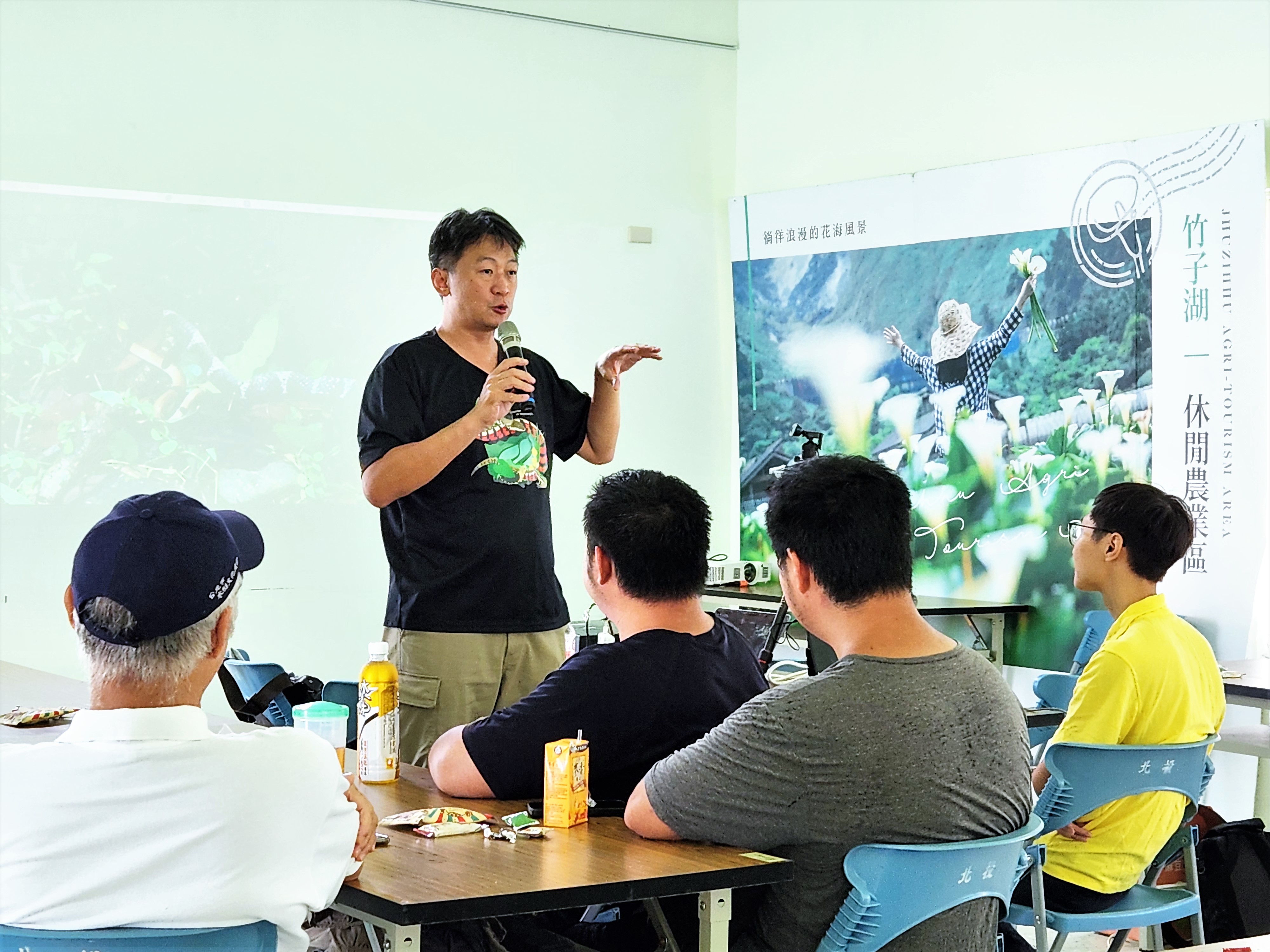 宜蘭大學毛老師為農民介紹常見蛇類